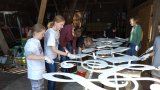 Jugendorchester bemalt gro&szlig;e Deko-Holznoten