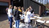 Jugendorchester bemalt gro&szlig;e Deko-Holznoten
