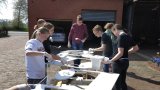 Jugendorchester bemalt gro&szlig;e Deko-Holznoten